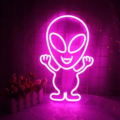 외계인 디자인과 아크릴 소재의 LED 네온 표지판