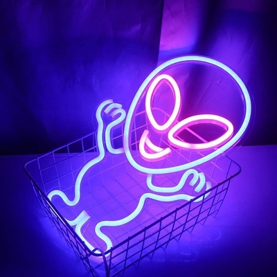 외계인 디자인과 아크릴 소재의 LED 네온 표지판