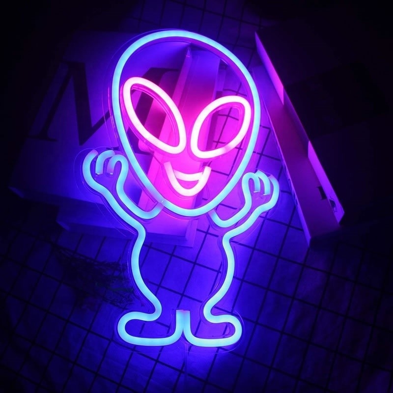 외계인 디자인과 아크릴 소재의 LED 네온 표지판